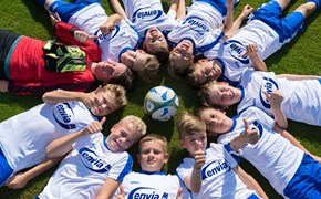 Junge Fußballspieler im enviaM-Trikot zeigen ihre Zustimmung Junge Fußballspieler im enviaM-Trikot zeigen ihre Zustimmung