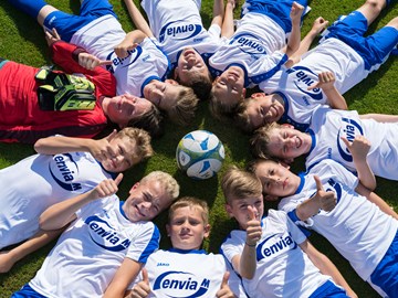 Junge Fußballspieler im enviaM-Trikot zeigen ihre Zustimmung Junge Fußballspieler im enviaM-Trikot zeigen ihre Zustimmung