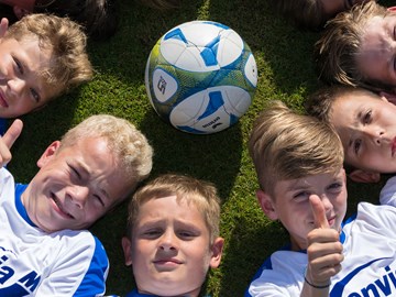 Junge Fußballspieler im enviaM-Trikot zeigen ihre Zustimmung Junge Fußballspieler im enviaM-Trikot zeigen ihre Zustimmung