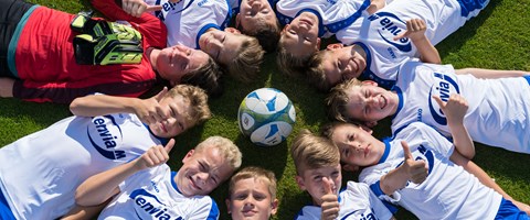Junge Fußballspieler im enviaM-Trikot zeigen ihre Zustimmung Junge Fußballspieler im enviaM-Trikot zeigen ihre Zustimmung