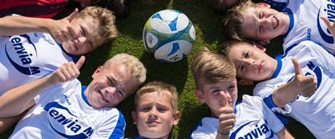 Junge Fußballspieler im enviaM-Trikot zeigen ihre Zustimmung Junge Fußballspieler im enviaM-Trikot zeigen ihre Zustimmung