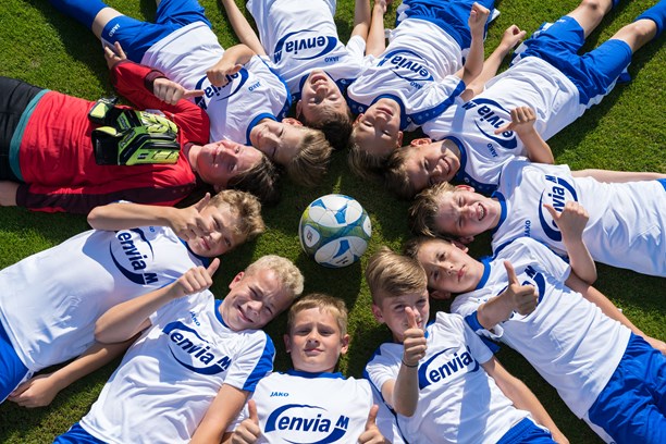 Junge Fußballspieler im enviaM-Trikot zeigen ihre Zustimmung Junge Fußballspieler im enviaM-Trikot zeigen ihre Zustimmung