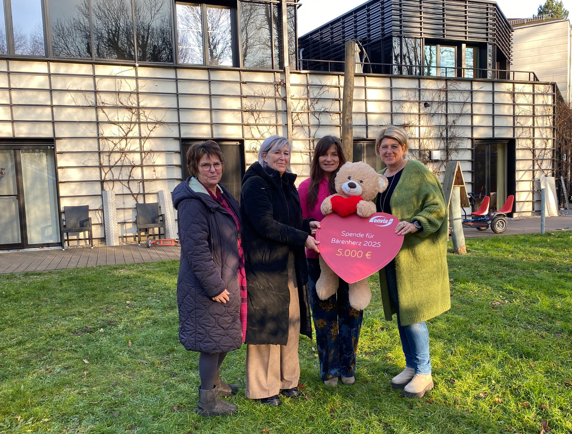 Übergabe eines Spendenschecks an das Kinderhospiz Bärenherz