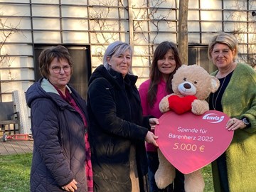 Übergabe eines Spendenschecks an das Kinderhospiz Bärenherz Übergabe eines Spendenschecks an das Kinderhospiz Bärenherz