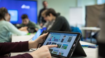 Hand auf Tablet App Energiewissen Hand auf Tablet App Energiewissen