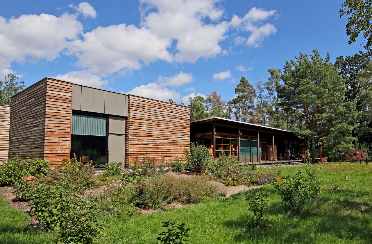 Blick auf das Informationszentrum Auenhaus