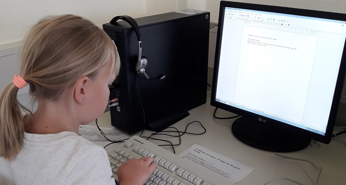 Kind am PC erstellt Schülerzeitung Kind am PC erstellt Schülerzeitung