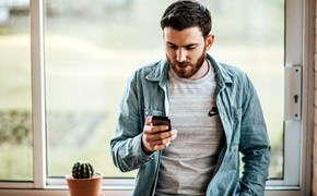 Mann mit Smartphone in der Hand Mann mit Smartphone in der Hand