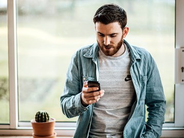Mann mit Smartphone in der Hand Mann mit Smartphone in der Hand