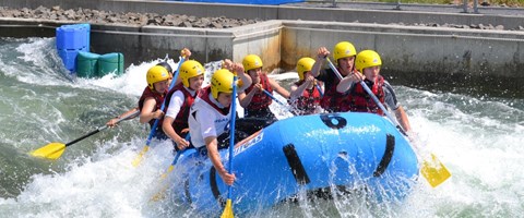 Ein Team beim MITGAS Schüler-Rafting im Kampf mit den Wellen Ein Team 2012 beim MITGAS Schüler-Rafting im Kampf mit den Wellen