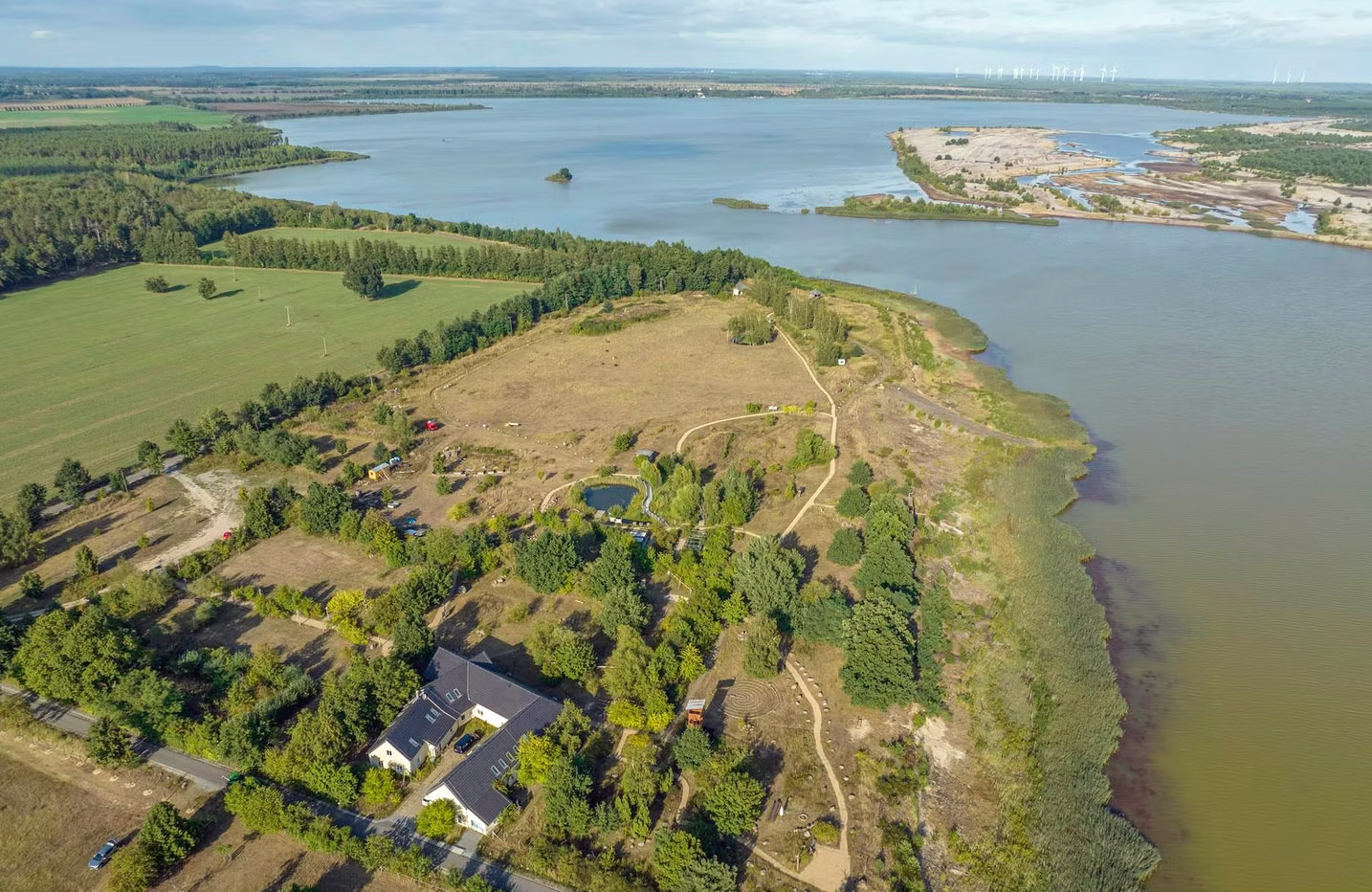 Natur-Erlebniszentrum Wanninchen, Blick von oben auf das Erlebniszentrum sowie die Seen und  Natur im Umfeld