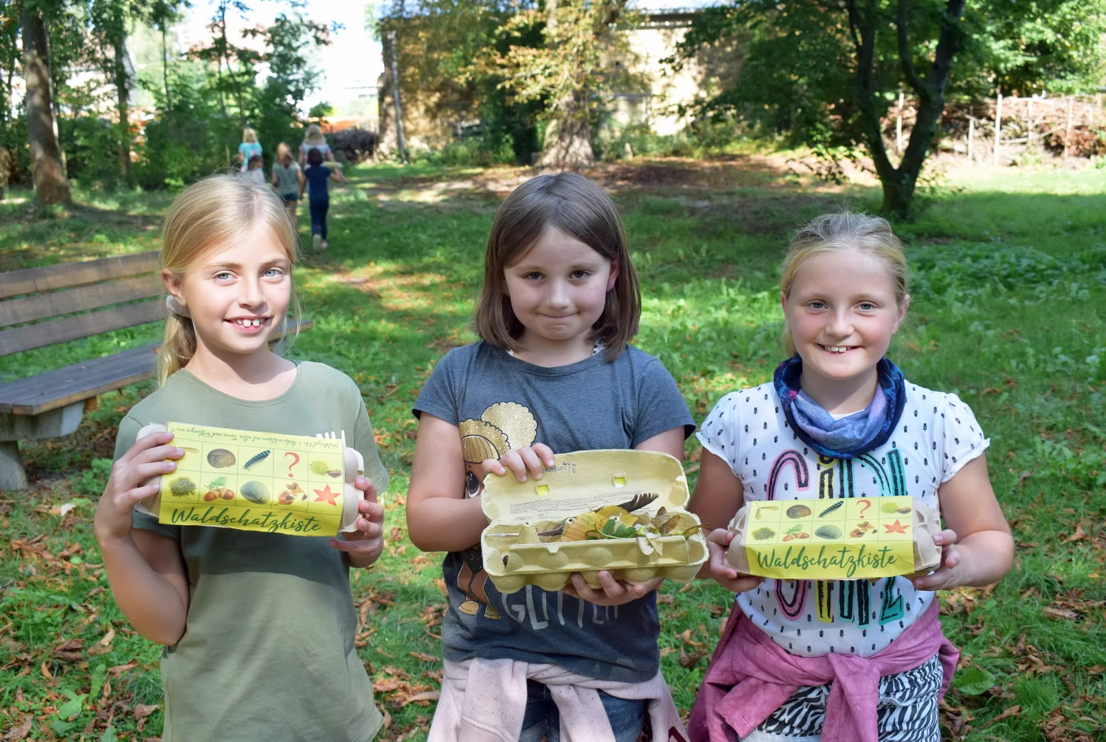 3 Mädchen mit ihren Waldschatzkisten in der Naturwerkstatt Schochwitz