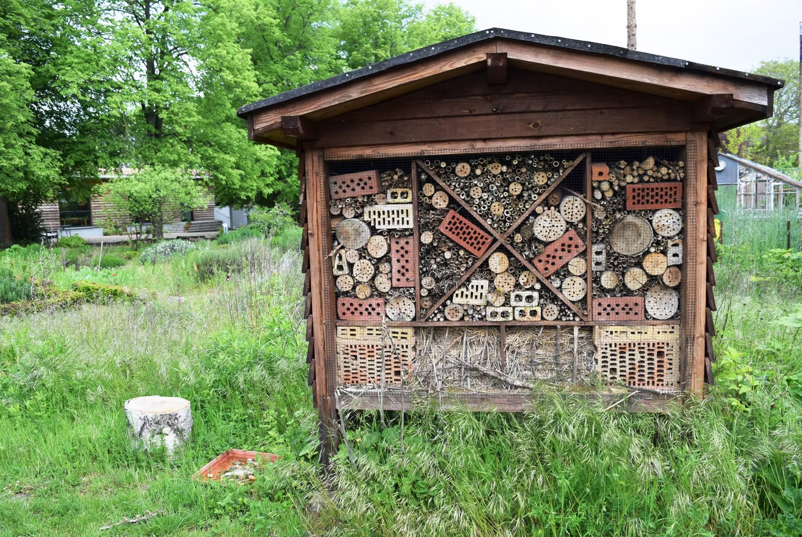 großes Insektenhotel in der Ökostation Neugattersleben