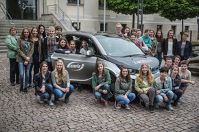 Elektroauto auf dem Schulhof  Elektroauto auf dem Schulhof