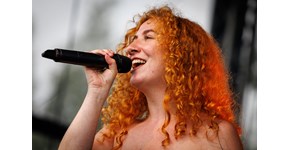 BANDS ON STAGE 2025, Hohenmölsen, Sängerin mit Mikro BANDS ON STAGE 2025, Hohenmölsen, Sängerin mit Mikro