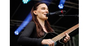 BANDS ON STAGE 2025, Hohenmölsen, Sängerin mit Gitarre BANDS ON STAGE 2025, Hohenmölsen, Sängerin mit Gitarre