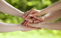 3 paar Hände greifen als Zeichen für Solidarität ineinander 3 paar Hände greifen als Zeichen für Solidarität ineinander