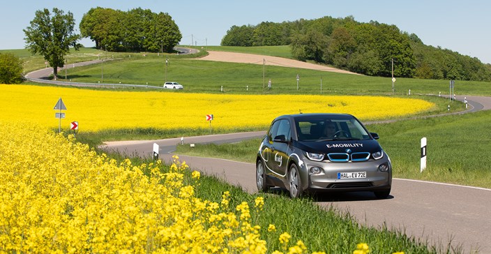 BMW i3 vor Rapsfeld BMW i3 vor Rapsfeld