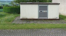 Außenaufnahme Trafohaus der regelbaren MITNETZ STROM-Ortsnetzstation Dietrichsroda Außenaufnahme Trafohaus der regelbaren MITNETZ STROM-Ortsnetzstation Dietrichsroda