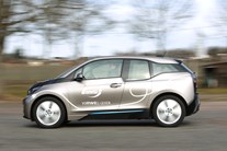 Das Elektrofahrzeug BMW i3 in einer dynamischen Fahrsituation Das Elektrofahrzeug BMW i3 in einer dynamischen Fahrsituation