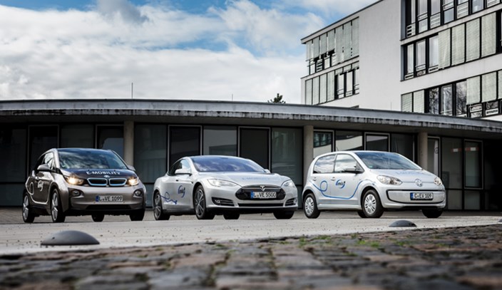 Parkende Elektrofahrzeuge, BMW i3, Tesla, VW eUp Parkende Elektrofahrzeuge, BMW i3, Tesla, VW eUp