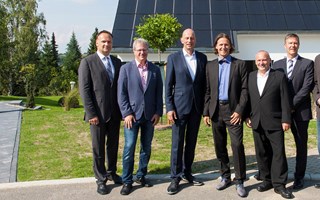 Gruppenbild zur Einweihung des energieautarken Hauses Gruppenbild zur Einweihung des energieautarken Hauses