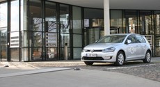Elektro-Auto mit eQar Logo auf einem Parkplatz Elektro-Auto mit eQar Logo auf einem Parkplatz
