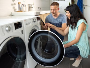 Franziska Kraft prüft mit der iONA-App den Stromverbrauch der Waschmaschine Franziska Kraft prüft mit der iONA-App den Stromverbrauch der Waschmaschine