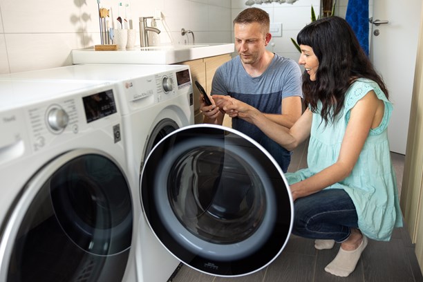 Franziska Kraft prüft mit der iONA-App den Stromverbrauch der Waschmaschine Franziska Kraft prüft mit der iONA-App den Stromverbrauch der Waschmaschine