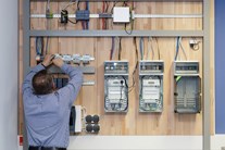 Ein Mann an einer Wand mit Intelligenten Messeinrichtungen Ein Mann an einer Wand mit Intelligenten Messeinrichtungen