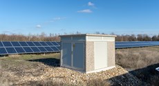 kompakte Trafostation vor Photovoltaik-Anlage kompakte Trafostation vor Photovoltaik-Anlage