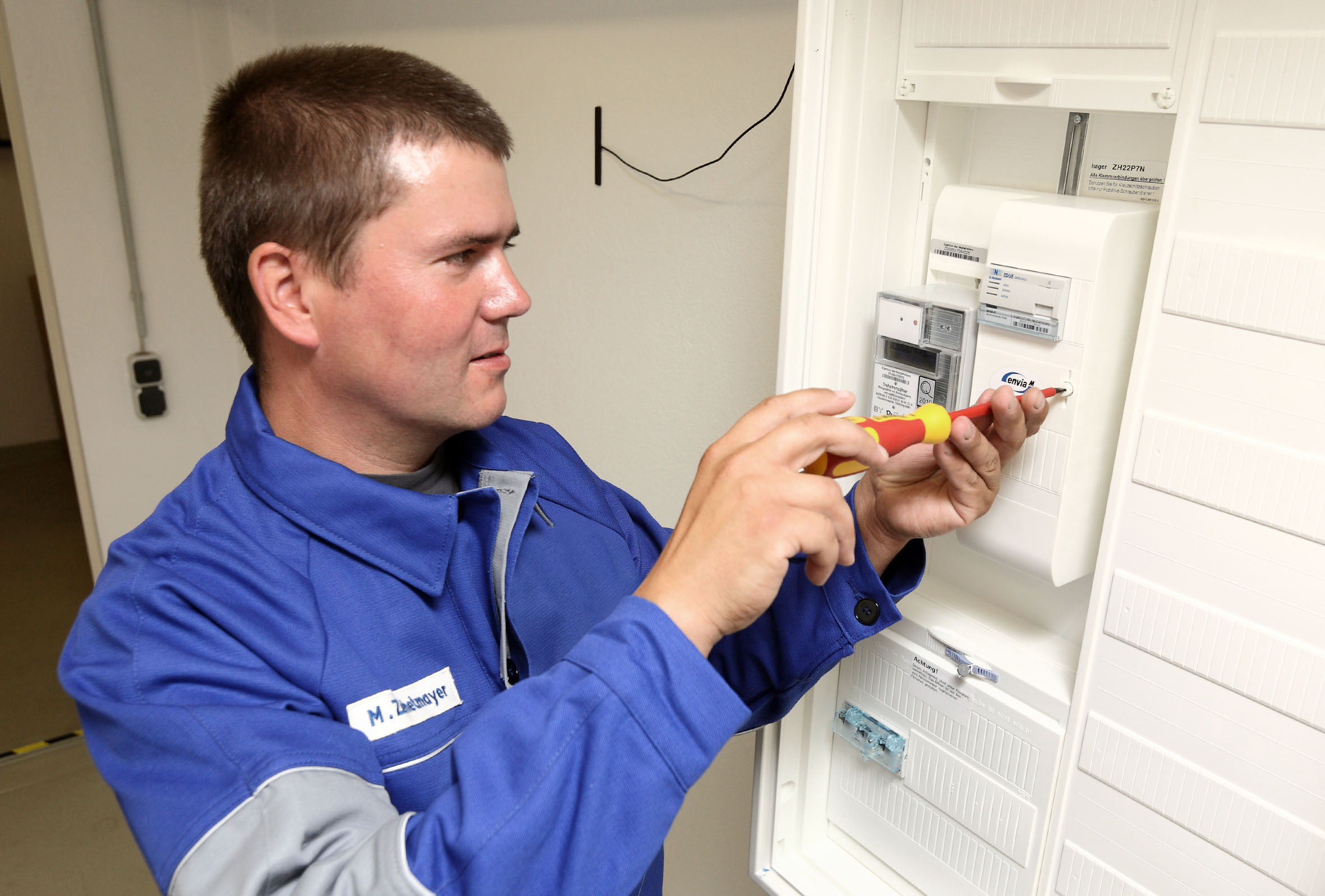 Monteur installiert ein Smart Meter