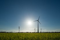Windräder vor blauem Himmel Windräder vor blauem Himmel