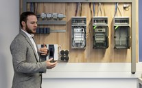 Gestikulierender Mann vor Messinstrumenten im Prüflabor Merseburg Gestikulierender Mann vor Messinstrumenten im Prüflabor Merseburg