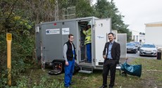 3 Männer vor einer mobilen Messstation für das MITNETZ GAS-Projekt Brennwertverfolgungssystem „SmartSim“ 3 Männer vor einer mobilen Messstation für das MITNETZ GAS-Projekt Brennwertverfolgungssystem „SmartSim“