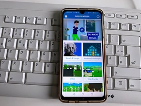 Smartphone auf Tastatur mit App Energiewissen Smartphone auf Tastatur mit App Energiewissen