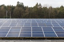 Ein Feld mit vielen Solaranlagen Ein Feld mit vielen Solaranlagen