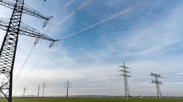 Stromnetz auf grüner Wiese Stromnetz auf grüner Wiese
