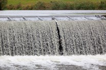 Detailaufnahme eines Überlaufs von einem Wasserkraftwerk Detailaufnahme eines Überlaufs von einem Wasserkraftwerk