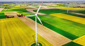 Windrad auf gelb grünen Feldern Windrad auf gelb grünen Feldern