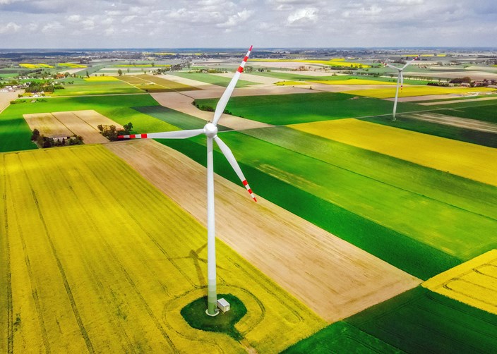 Windrad auf gelb grünen Feldern Windrad auf gelb grünen Feldern