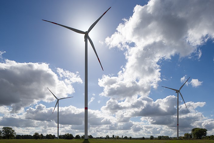 Windräder vor Himmel mit Wolken Windräder vor Himmel mit Wolken
