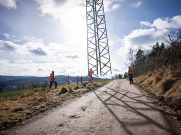 Aufstellen eines Strommastes Aufstellen eines Strommastes