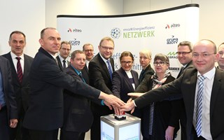 Männer drücken Startknopf zur Gründung eines Energieeffizienznetzwerkes Männer drücken Startknopf zur Gründung eines Energieeffizienznetzwerkes