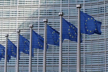 EU-Fahnen wehen vor Gebäude EU-Fahnen wehen vor Gebäude