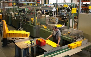 Blick in eine Produktionshalle der Falken Office Products GmbH in Peitz Blick in eine Produktionshalle der Falken Office Products GmbH in Peitz