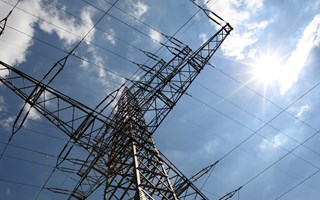Die Spitze eines Freileitungsmastes im leicht bewölktem Himmel von unten aufgenommen Die Spitze eines Freileitungsmastes im leicht bewölktem Himmel von unten aufgenommen