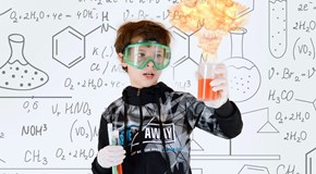 Junge experimentiert Junge experimentiert