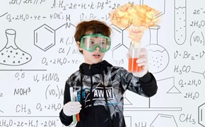 Junge experimentiert Junge experimentiert