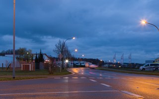 Zahlreiche Straßenlaternen beleuchten bei Dämmerung eine Kreuzung in Kolkwitz Zahlreiche Straßenlaternen beleuchten bei Dämmerung eine Kreuzung in Kolkwitz